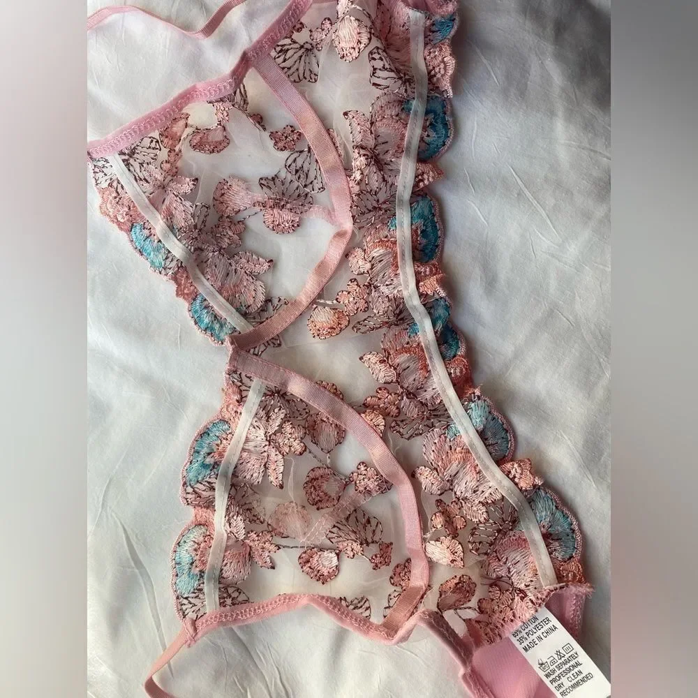 new, 2 piece bra and thong set made of thin tulle and embroidery